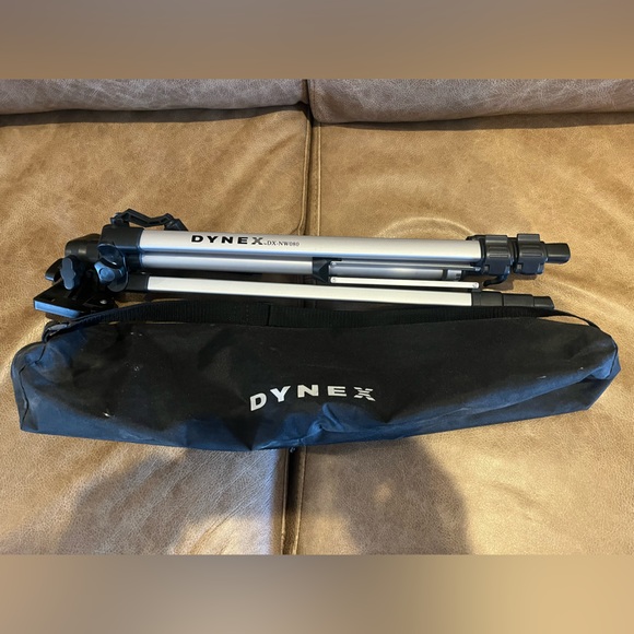 Dynex lightweight tripod - Picture 1 of 6